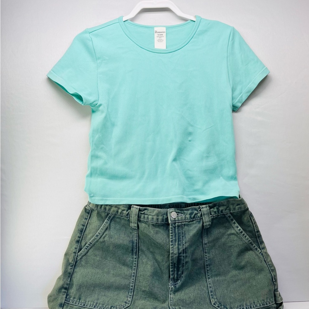 No Boundaries Aqua Short Sleeve Tee and denim shorts‎